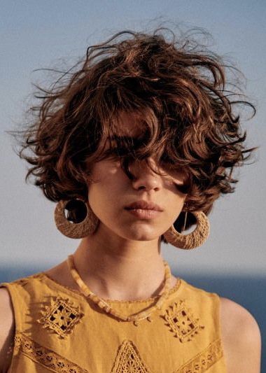 pelo-corto-ondulado-mujer