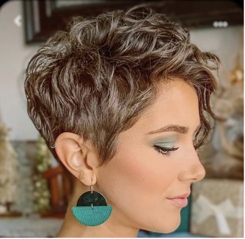pelo-corto-ondulado-mujer
